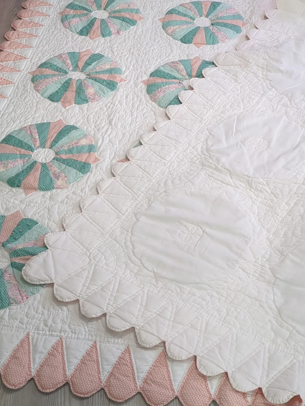Dresden Plate Quilt 64x80 Pink Green Scalloped Edge Cottagecore Twin Throw